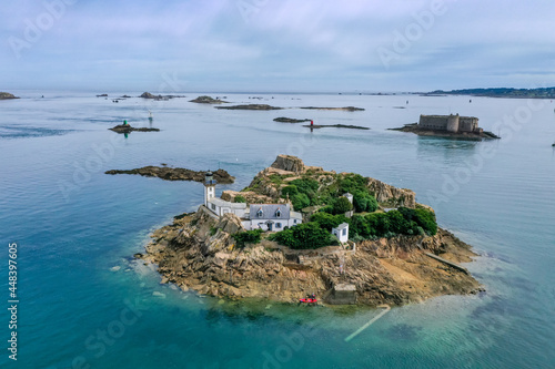 Fotografija Luftaufnahme der Inselwelt mit dem Eiland L'Ile Louet mit Leuchtturm und Pension