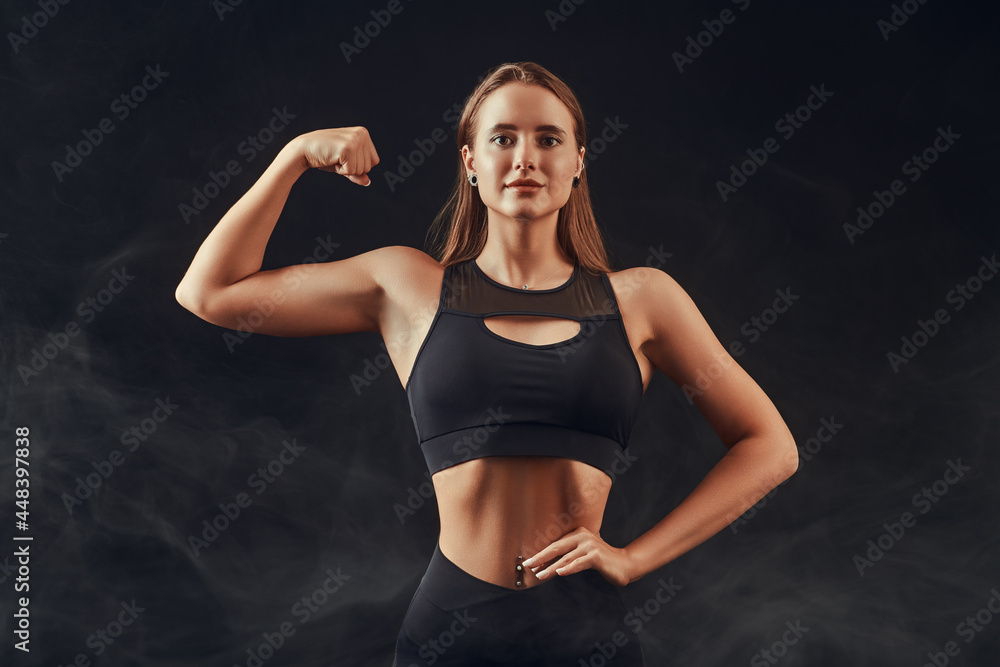 Obraz premium girl demonstrates her biceps