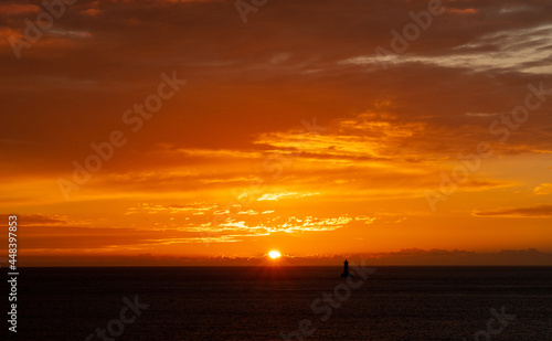 einzigartiger Sonnenuntergang über dem atlantischen Ozean vor der Küste von Porspoder mit dem Leuchtturm der vier (Phare du Four), Bretagne, Frankreich © Frank