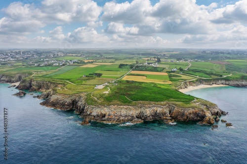 Luftaufnahme vom atlantischen Ozean aus auf die Steilküste und das Festland mit dem nördlichsten Punkt Frankreichs, Plouarzel, Bretagne, Frankreich