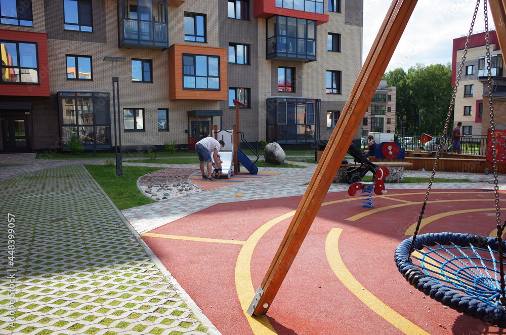Obraz premium Parents with their children play in the playground