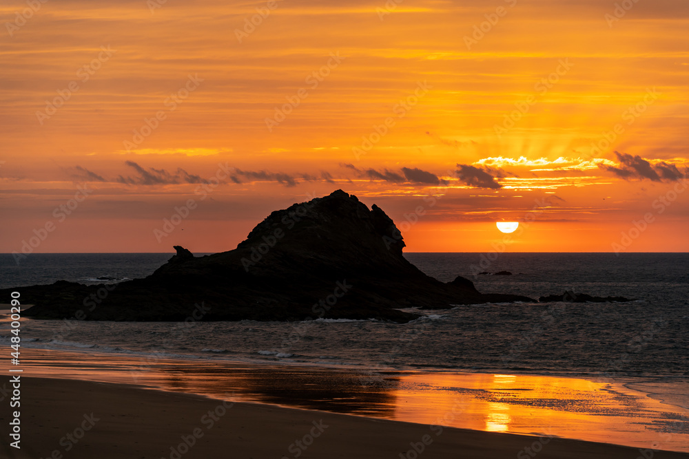 spaktakulaerer Sonnenuntergang mit Felsen am Strand von Saint Malo , Bretagne, Frankreich spaktakulaerer Sonnenuntergang mit Felsen am Strand von Saint Malo , Bretagne, Frankreich