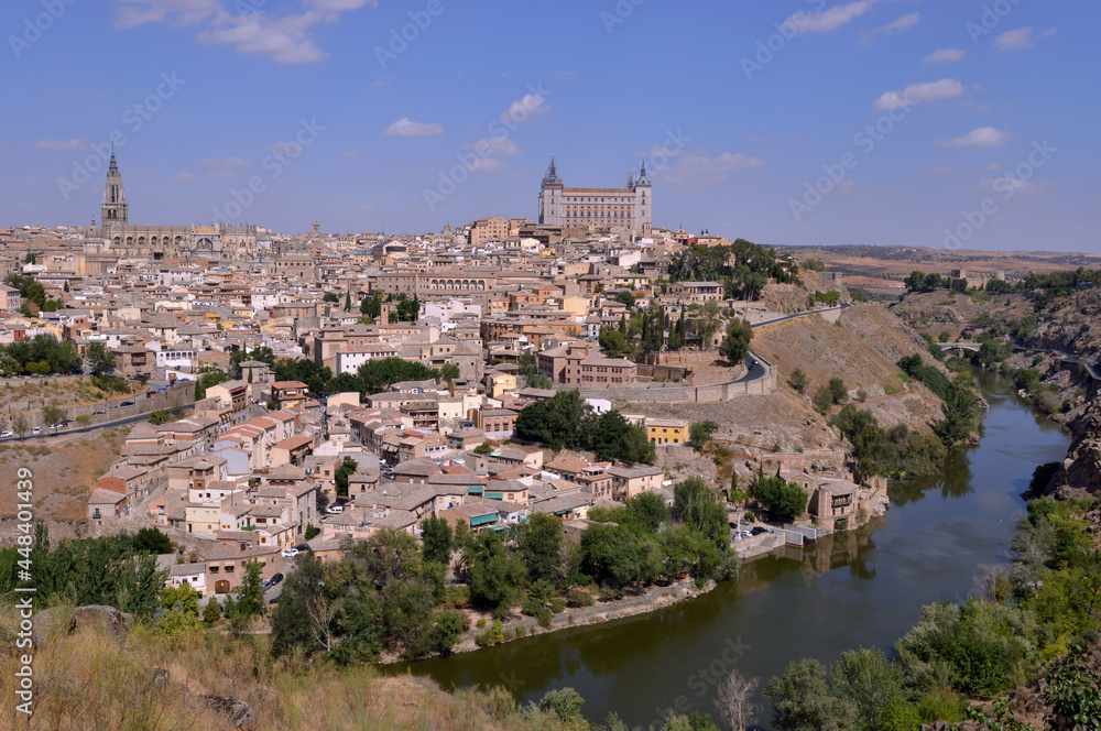 Vista panorámica de la ciudad de Toledo con el Alcázar y el río Tajo