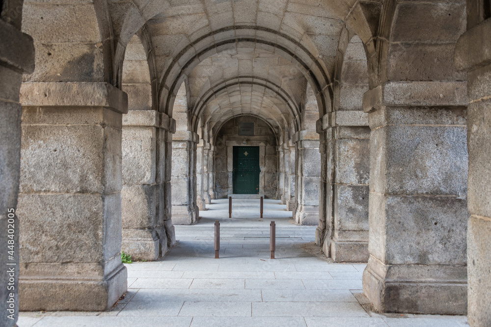 Paseo cubierto con arcos en el Real Monasterio de San Lorenzo de El Escorial en la comunidad de Madrid, España