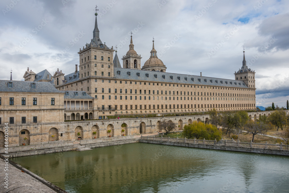 Vista general del Real Monasterio de San Lorenzo de El Escorial en la comunidad de Madrid, España