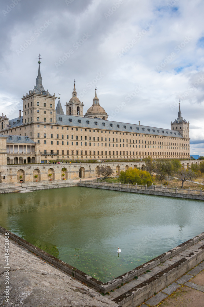 Estanque y vista del edificio de El Escorial en la comunidad de Madrid, España