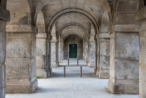 Paseo cubierto con arcos en el Real Monasterio de San Lorenzo de El Escorial en la comunidad de Madrid, España