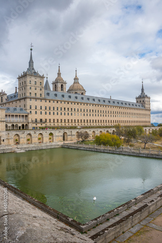 Estanque y vista del edificio de El Escorial en la comunidad de Madrid, España