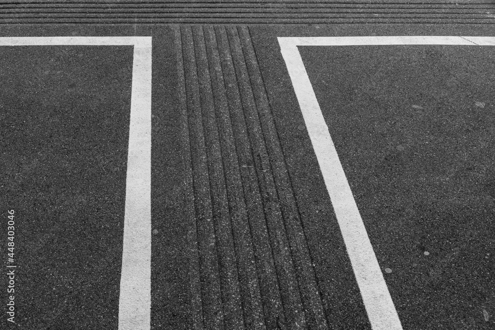 Fototapeta premium Asphalt mit weißen Markierungen