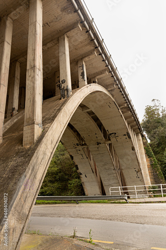 Paisaje  de carretera con puente.