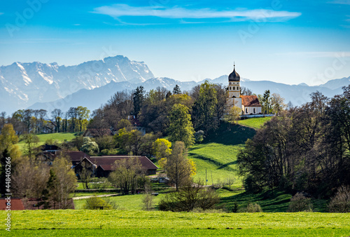 Urlaub im schönen Oberbayern: Münsing am Starnberger See mit Panoramablick auf Kirche und die Alpen mit Zugspitze