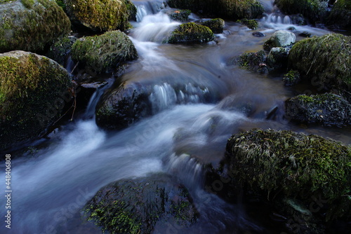 Fluss mit Steinen und flie  endem Wasser