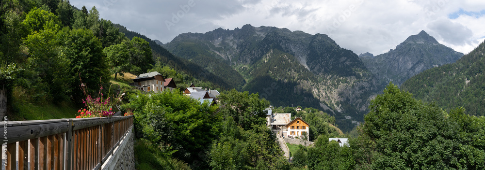 Le Rivier d'Allemont, village dans les Alpes