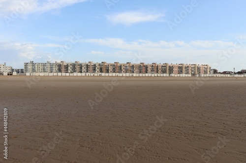 La plage de sable de Calais le long de la mer manche, ville de Calais, departement du Pas de Calais, France