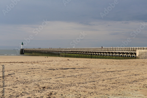 Le phare et la jetée dans la mer manche, ville de Calais, departement du Pas de Calais, France