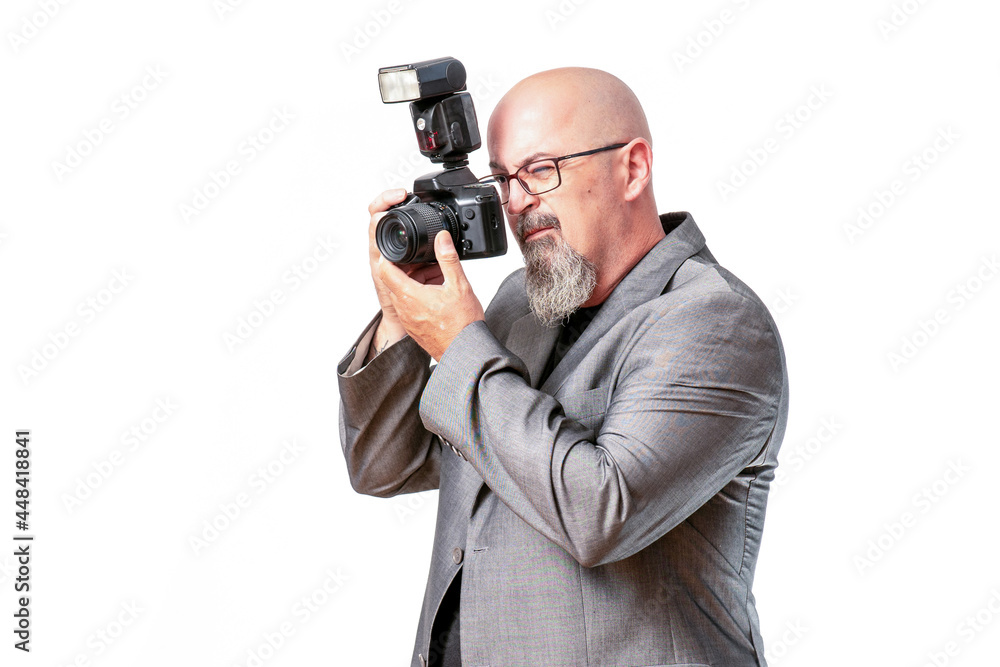 Hombre de negocios con traje gris hablando por el movil, haciendo fotos, expresiones sobre fondo blanco Hombre de negocios con traje gris hablando por el movil, haciendo fotos, expresiones sobre fondo blanco