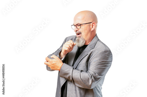 Hombre de negocios con traje gris hablando por el movil, haciendo fotos, expresiones sobre fondo blanco