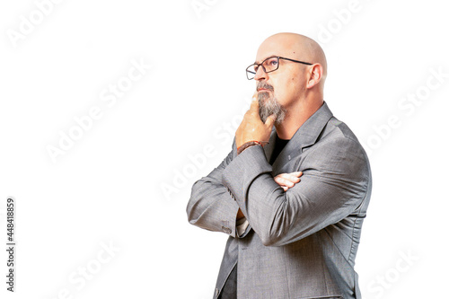 Hombre de negocios con traje gris hablando por el movil, haciendo fotos, expresiones sobre fondo blanco