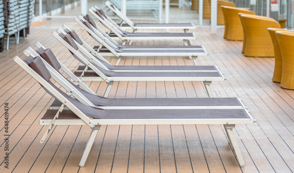 Vue de chaises longues sur le pont d'un navire de croisière.