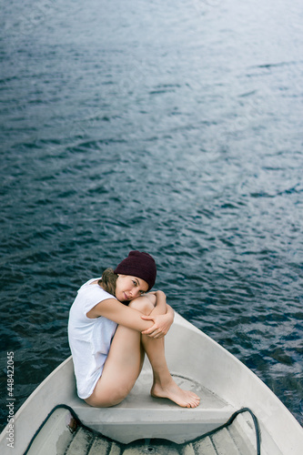 Chica joven y bonita sola en una barca, un momento mindfullness, de calma de paz interior. © Antonio Galvez Lopez