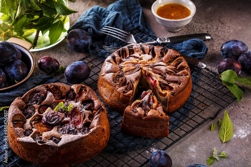 Tableau sur toile rustic plum cake on dark background , top view