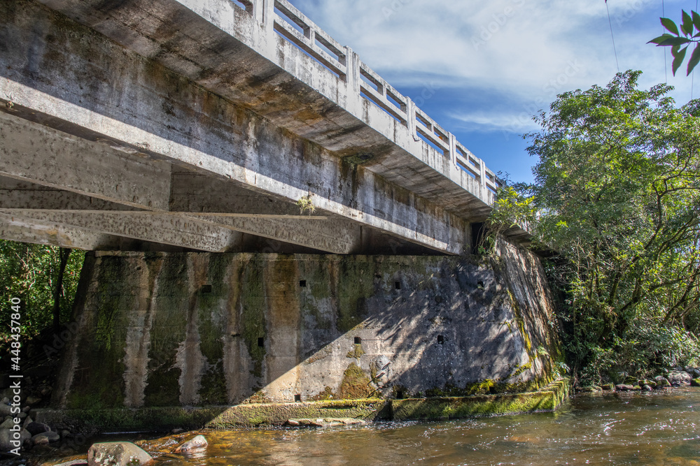 Ponte sobre um rio em Morrentes
