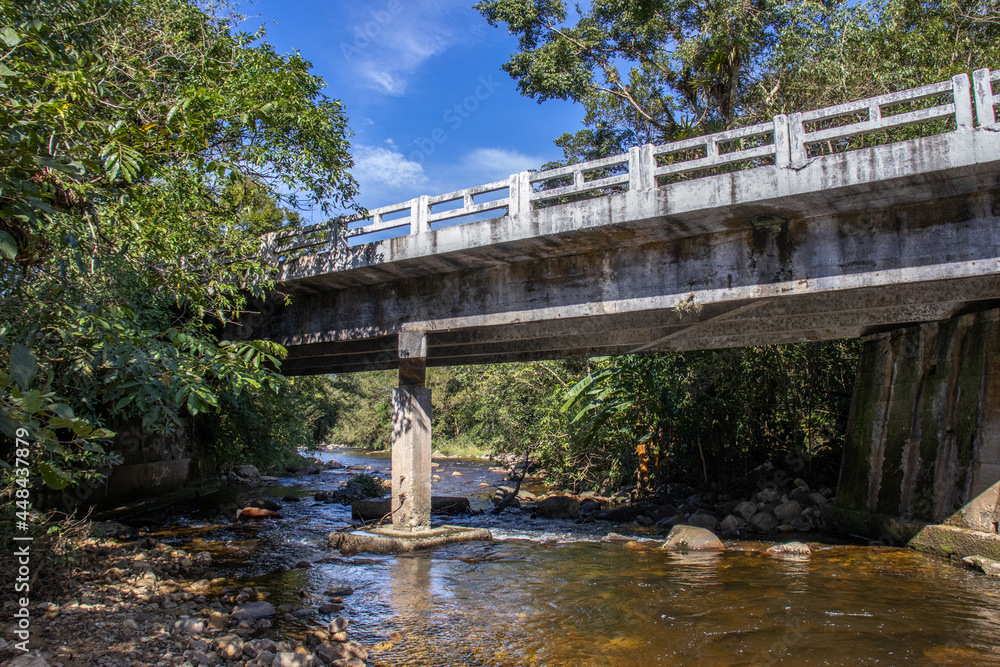 Ponte sobre um rio em Morrentes