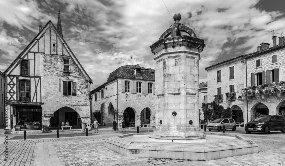 Eymet (Dordogne, France) - Place des arcades de la bastide et sa fontaine