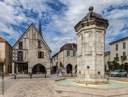 Eymet (Dordogne, France) - Place des arcades de la bastide et sa fontaine photo