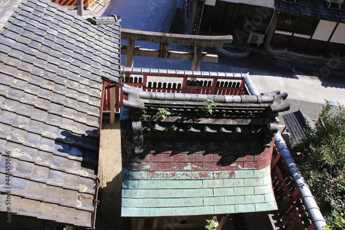 後方の斜め上から見下ろす、街中の狭い一角に鎮座する神社