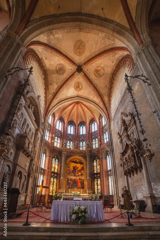 Obraz premium Basilica of Santa Maria Gloriosa dei Frari, indoors. View on main altar with The Assumption of the Virgin or Frari Assumption by Titian