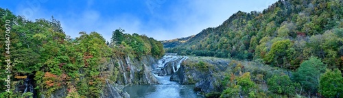 青空バックに見る滝と紅葉のパノラマ情景＠北海道