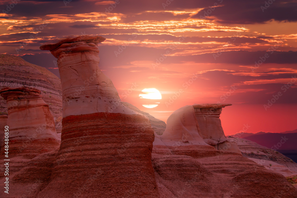 Ταπετσαρία The sun sets over a couple of tall, thin spires of rock seen on the Hoodoo Trail (part of the Dinosaur Trail) in Drumheller Valley, Alberta