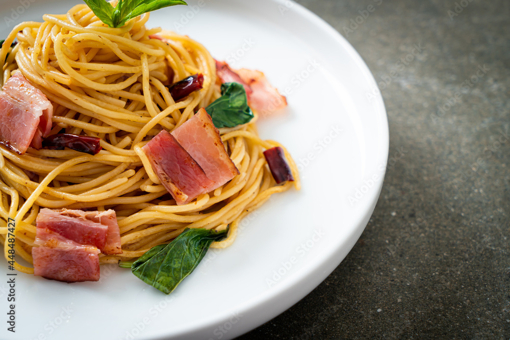 Stir-Fried Spaghetti With Dried Chili And Bacon Stir-Fried Spaghetti With Dried Chili And Bacon