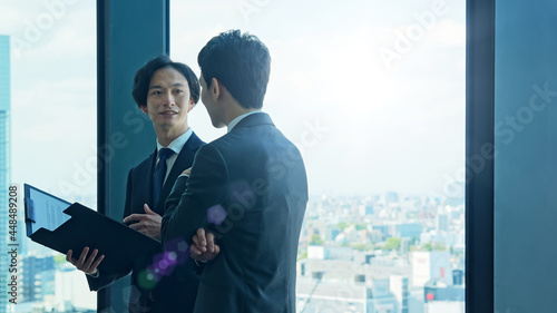 Cuadro en lienzo オフィスで会話するビジネスマン