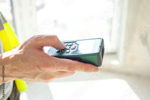 Tableau sur toile Laser rangefinder in man hand