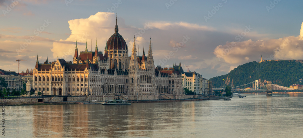 Fototapeta Panorama depicting the building of the Hungarian Parliament in Budapest