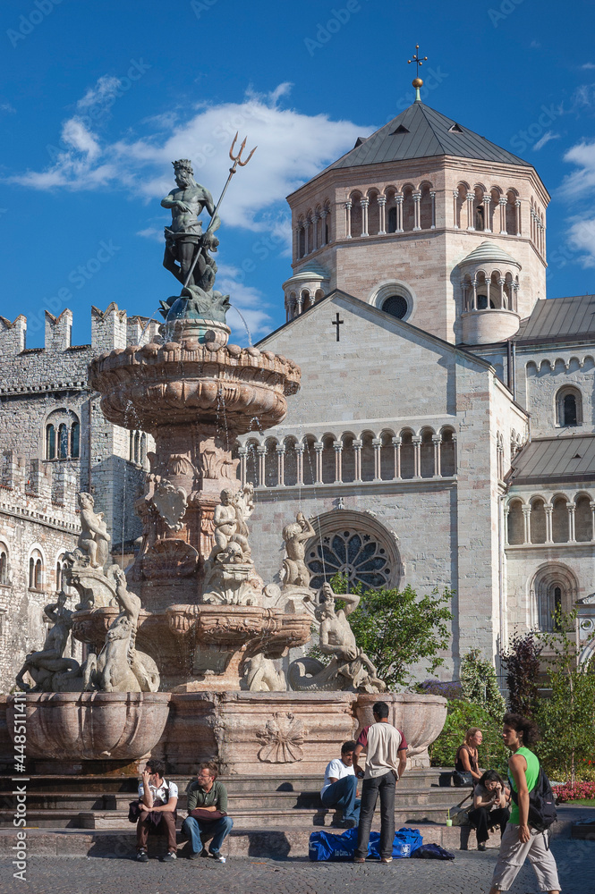 Obraz premium Trento. Piazza Duomo. Fontana di Nettuno di fronte alla cattedrale
