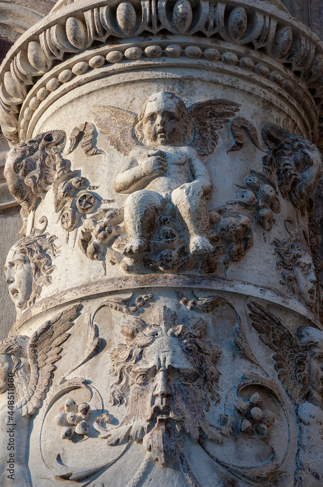 Venezia. Scuola Grande di San Marco. Dettaglio scultoreo della facciata con putto.