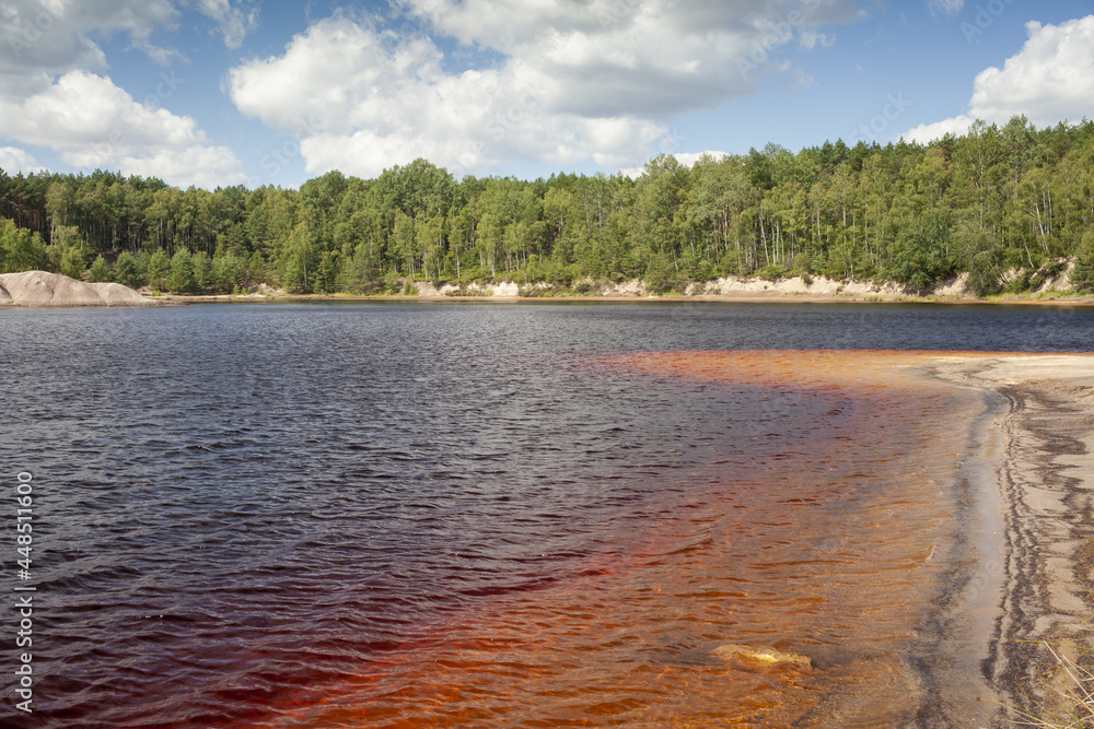 kolorowa woda w jeziorze powstałym na wyrobiskach dawnej kopalni węgla brunatnego