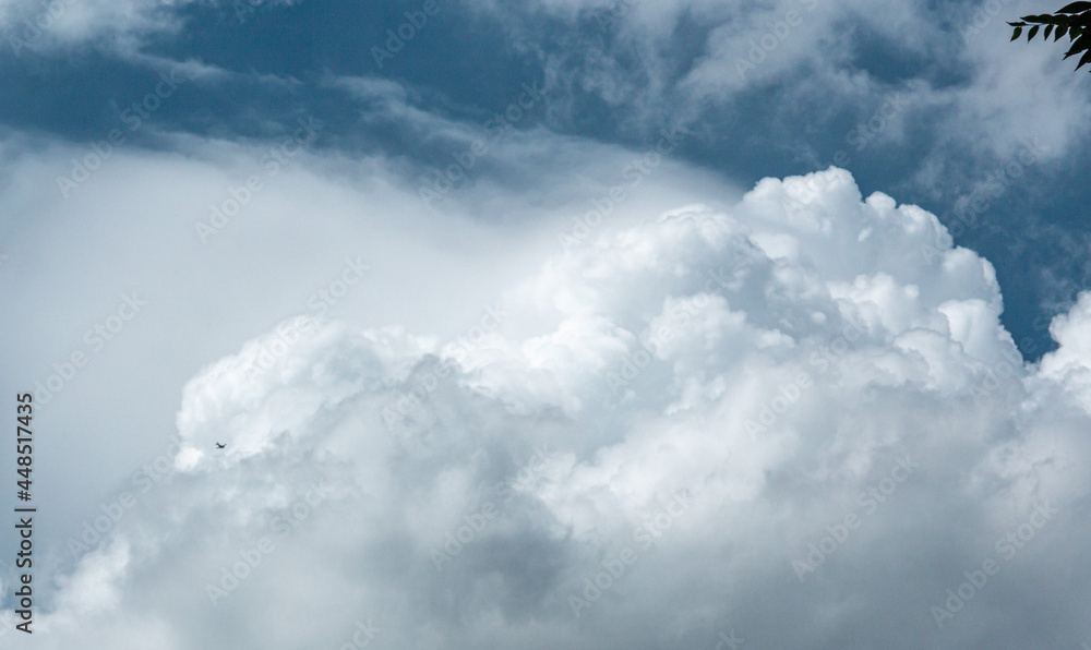 Obraz premium Cloudy skies and airplanes