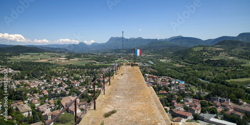 Panorama sur la ville de Crest et les montagnes de la Drôme vus du donjon le plus haut de France