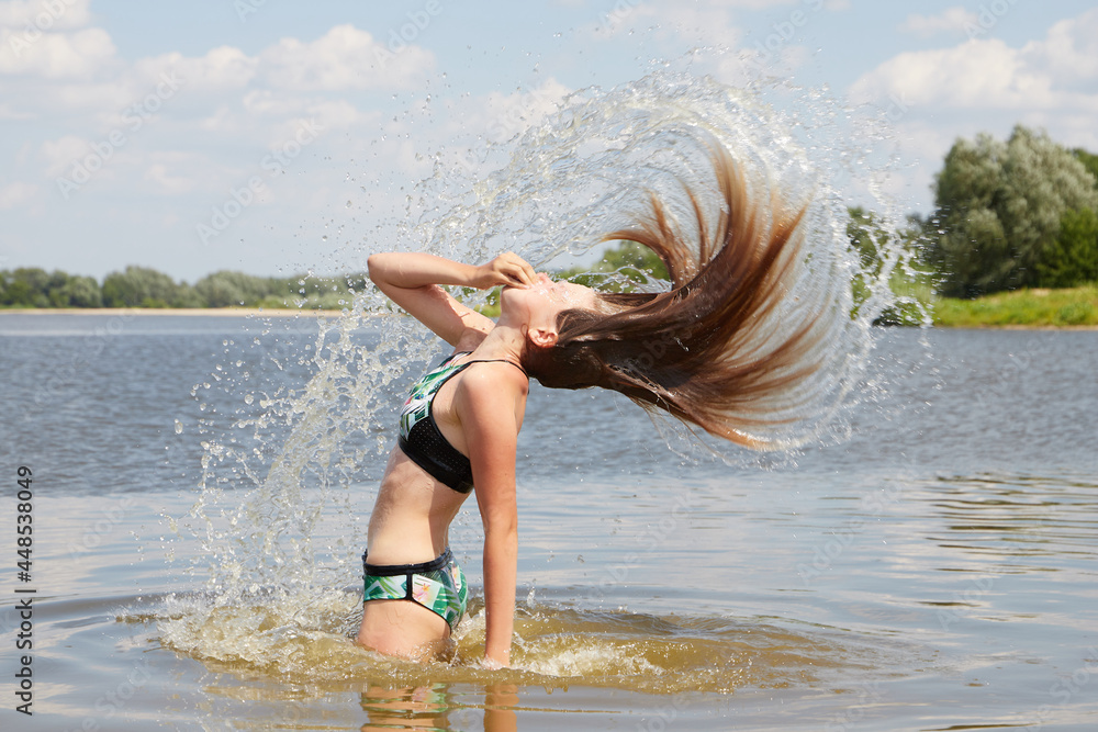 Obraz premium Fontanna z włosów nad rzeką