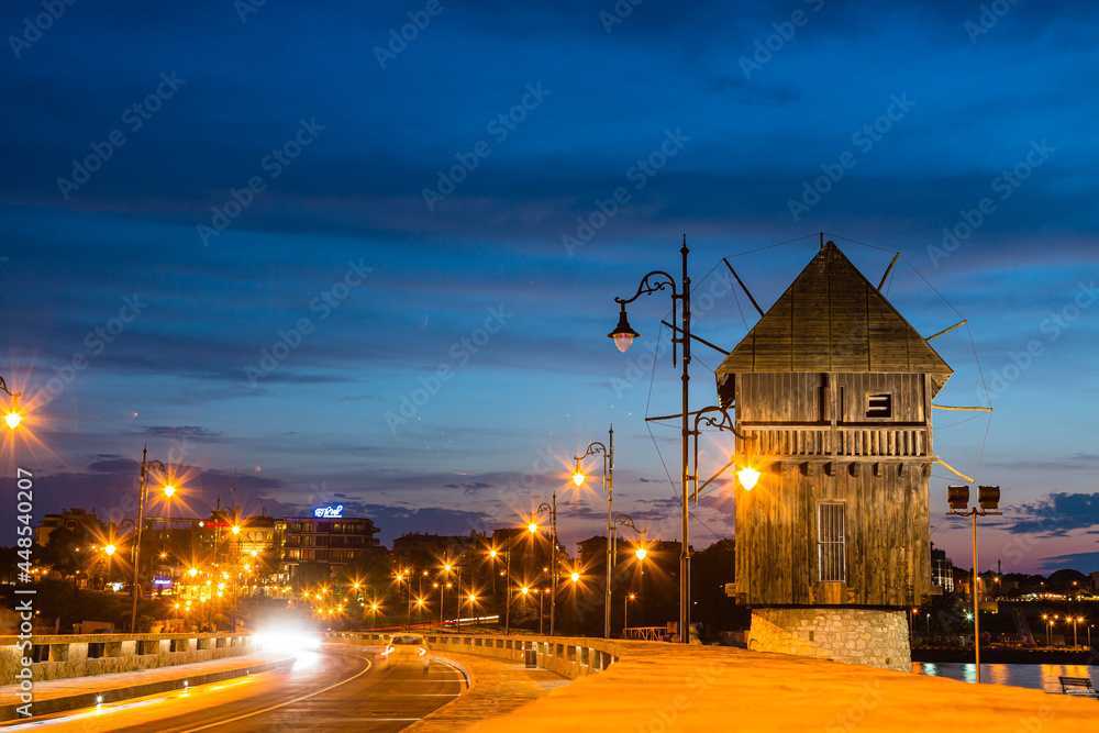 ブルガリア　ネセバルの旧市街手前に建つライトアップされた風車