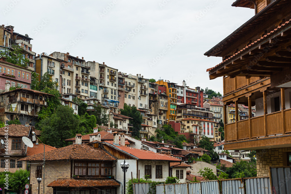 ブルガリア　ヴェリコ・タルノヴォの丘に広がる旧市街の町並み