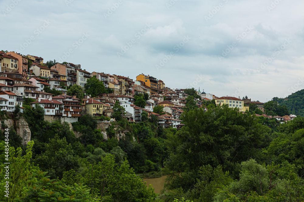 ブルガリア　ヴェリコ・タルノヴォの丘に広がる旧市街の町並み