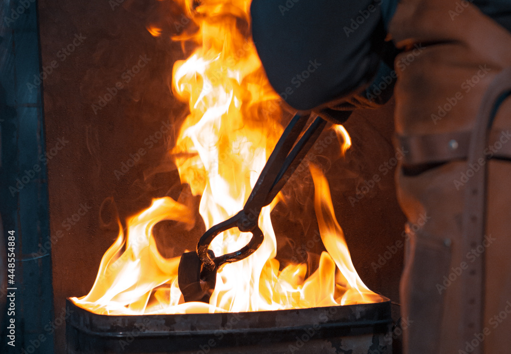 Ταπετσαρία Blacksmith makes metal hardening in oil.
