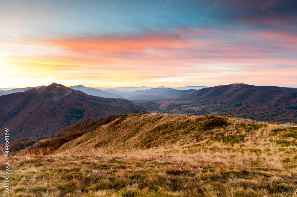 Obraz premium Sunrise seen from the summit of Połonina Wetlińska towards the Bieszczady peaks and the summit of Połonina Caryńska, the Bieszczady forest, the Bieszczady mountains, the Carpathians