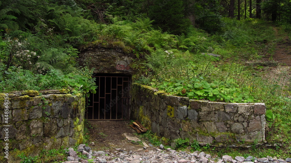 Zamknięte wejście do kopalni, Kowary, Polska - obrazy, fototapety, plakaty 