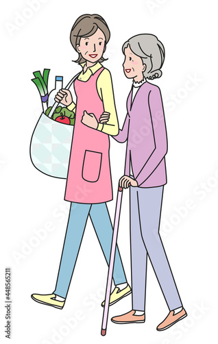 シニア女性と買い物をする中高年の女性